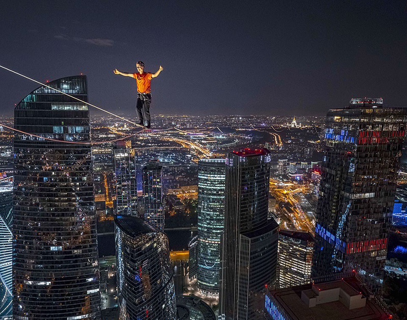 惊心动魄！极限运动员在莫斯科350米高空走软绳破纪录