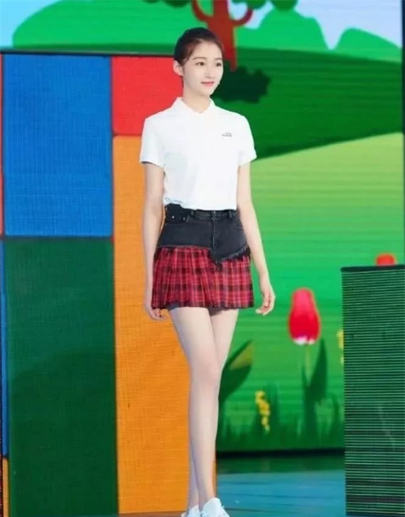 原创关晓彤亮相教师节活动身穿白色衬衫搭配格纹大全非常清纯可爱