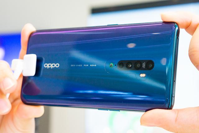 oppo reno2前置摄像头仍然采用11.8°的侧旋式升降结构,延续可上一