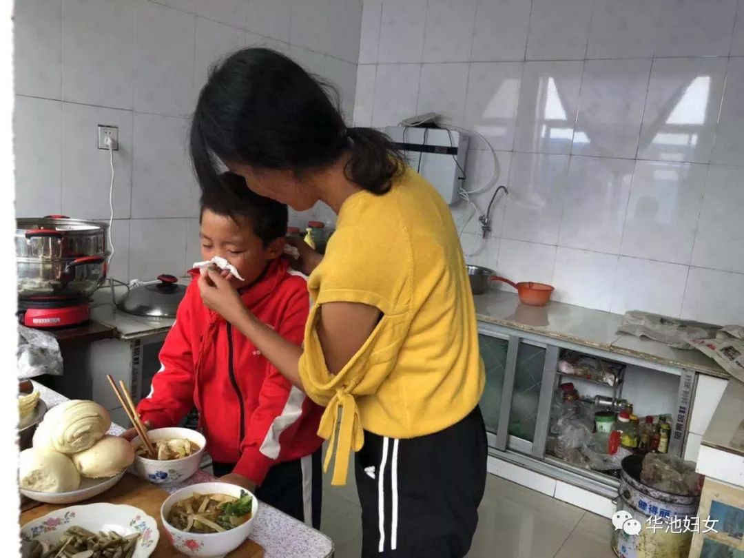                     爸爸车祸离世，妈妈罹患肿瘤…华池7岁男孩：“妈妈再多爱我一天！”