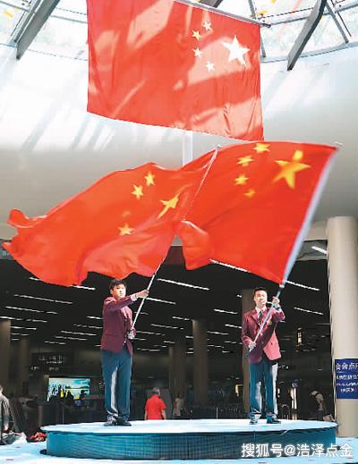 中国网民爱国热情高涨和国旗同框向祖国表白