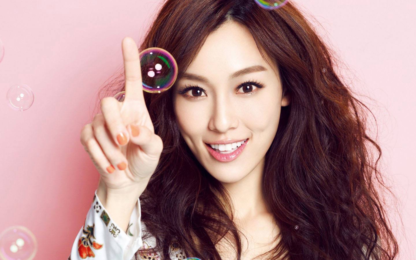 梁静茹离婚后首秀,状态很好连唱三首情歌,选唱歌曲引热议