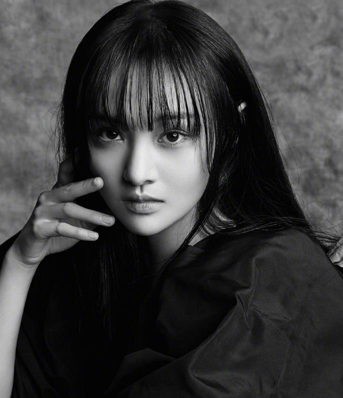 郑爽个性造型画报,小爽也着实是太个性了,脸上