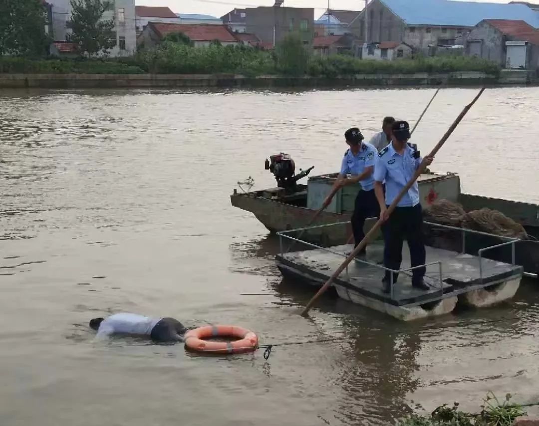 通吕河惊现一具男尸腿上还绑着救生圈