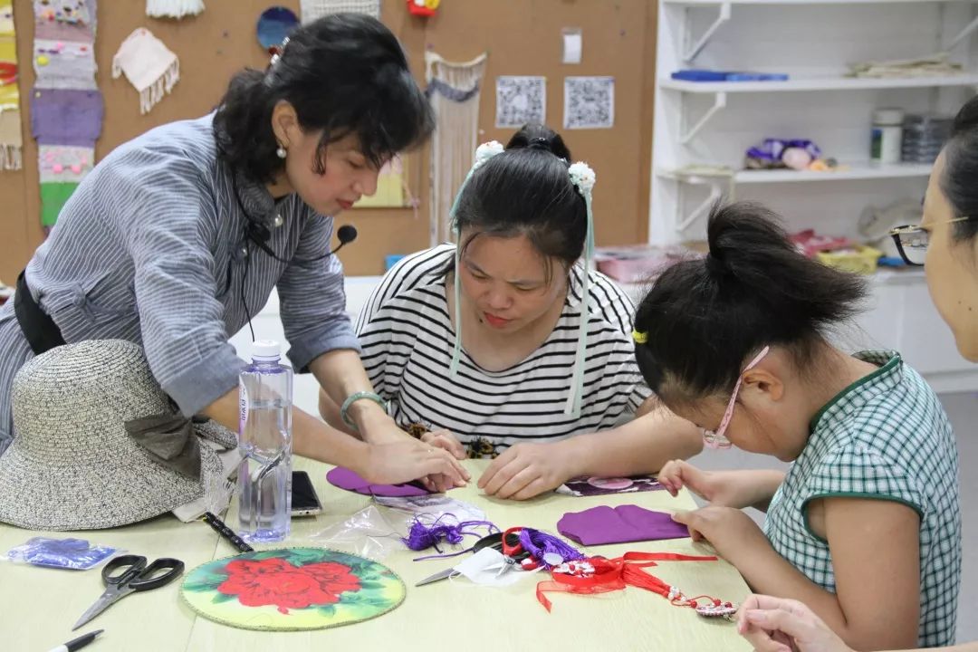 在老师的指导下,老学员热心地帮助新学员,家长和小朋友一起合作,大家