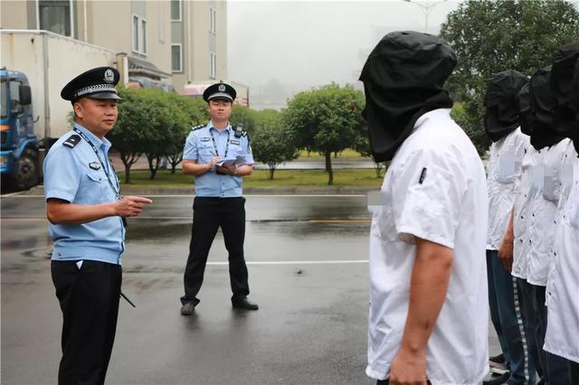 没想到你是这样的监狱警察!