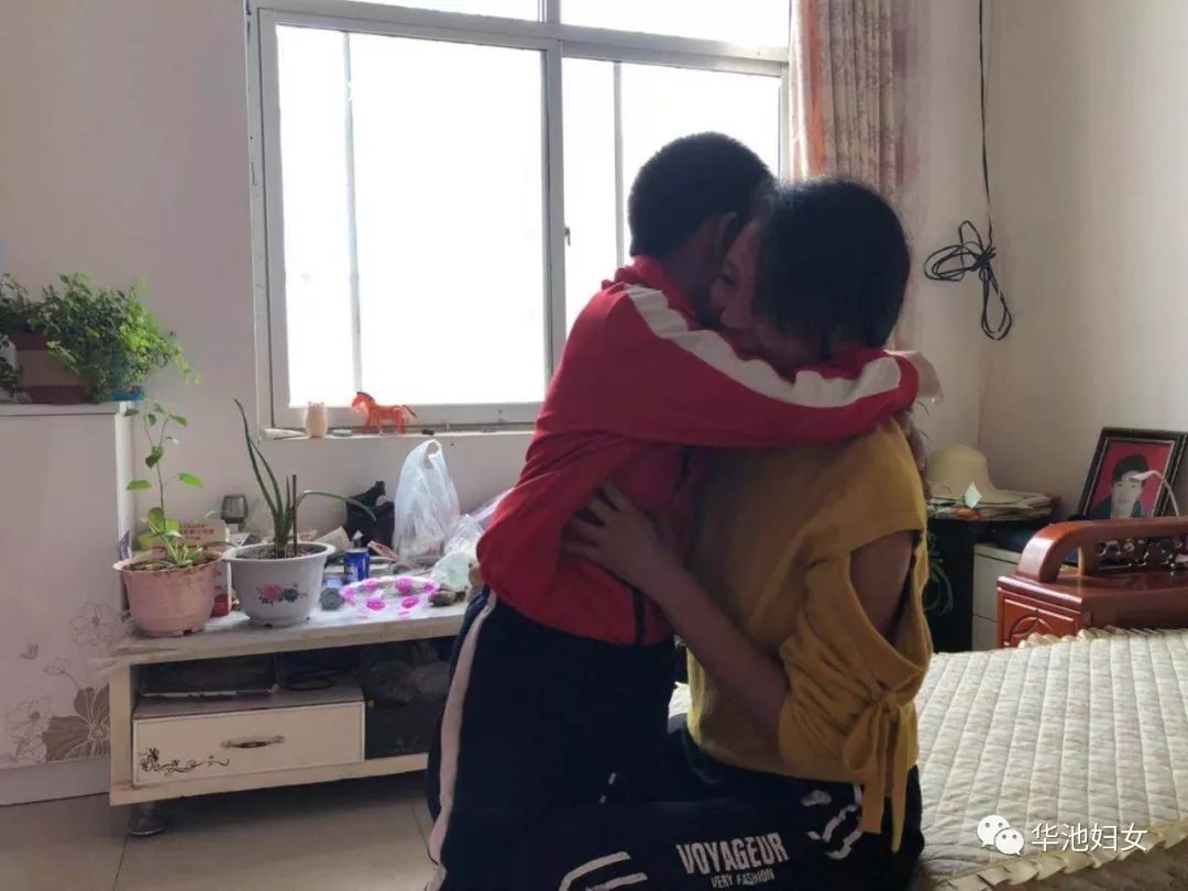                     爸爸车祸离世，妈妈罹患肿瘤…华池7岁男孩：“妈妈再多爱我一天！”