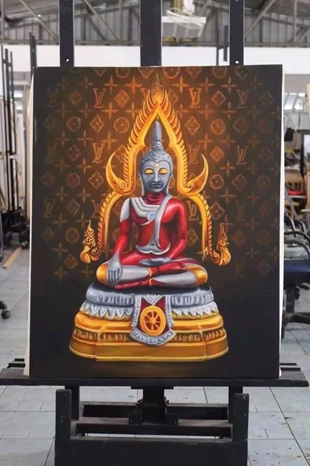 泰国有个女大学生把佛像画成奥特曼
