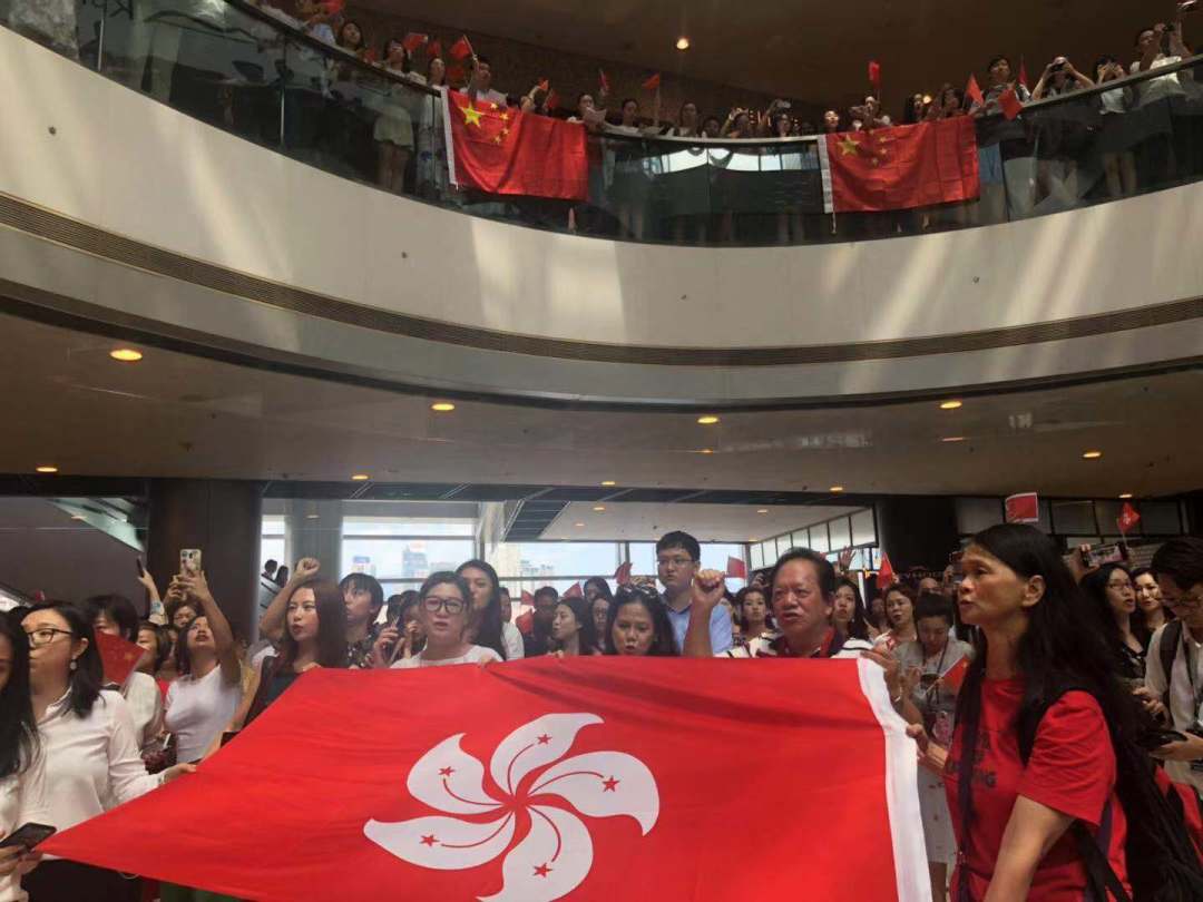 海经关注这一幕太燃巨幅国旗升起香港市民高歌中国香港加油