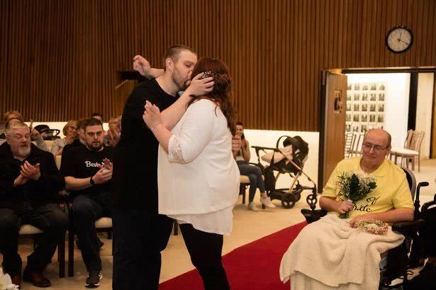 情侣穿t恤衫结婚省下12万婚礼费用 婚不是结给别人看的 夫妻