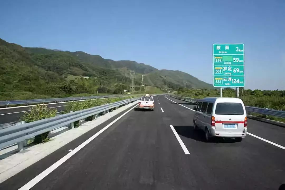 过往车辆从就近的阳阳高速高新区站绕行 - 罗阳高速临时封闭部分车道