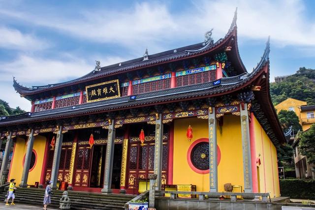 象山有座白岩山,半山腰有座神奇的白龙寺,山顶还有座小布达拉宫