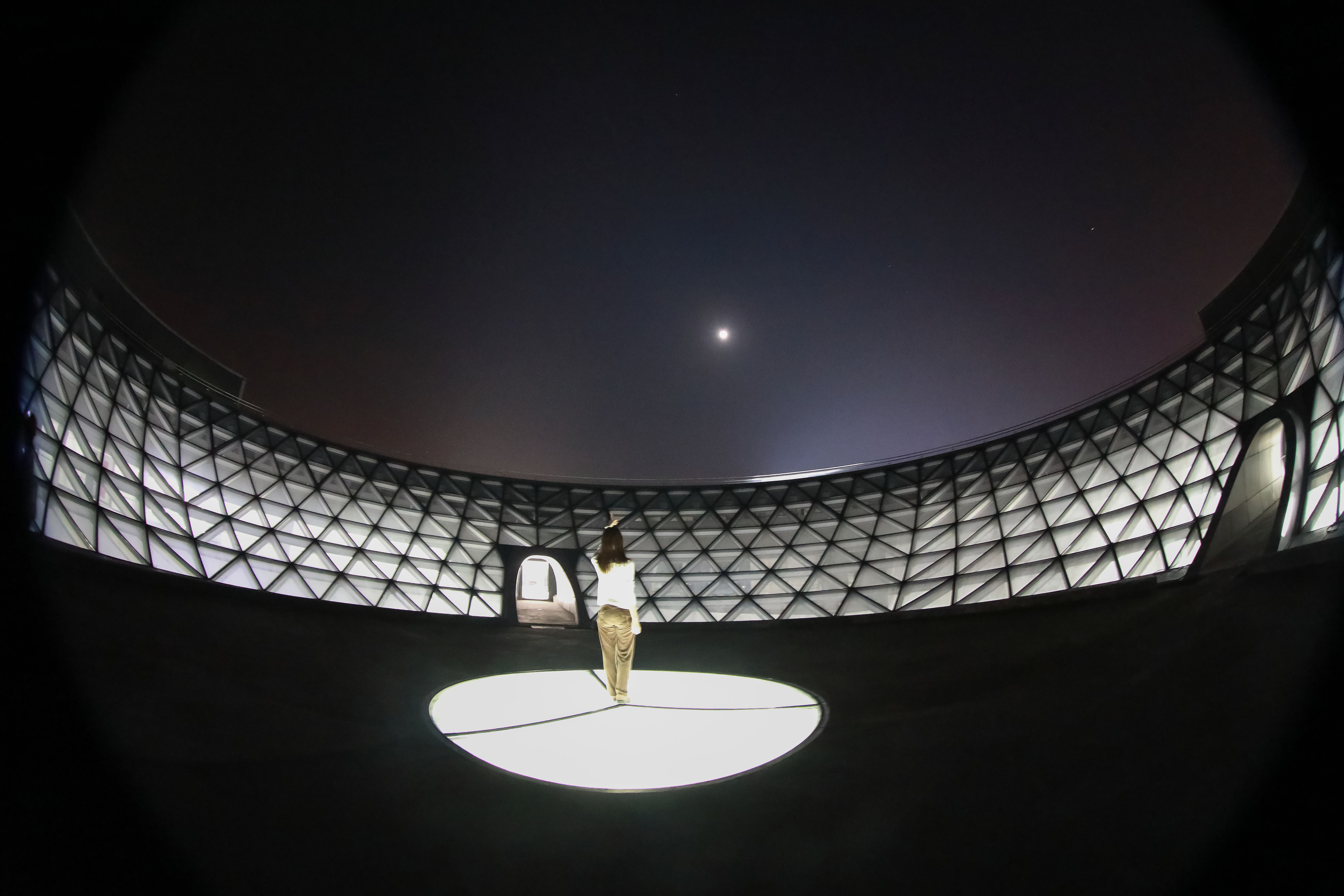 形似天文仪器的上海天文馆首次亮灯庆中秋