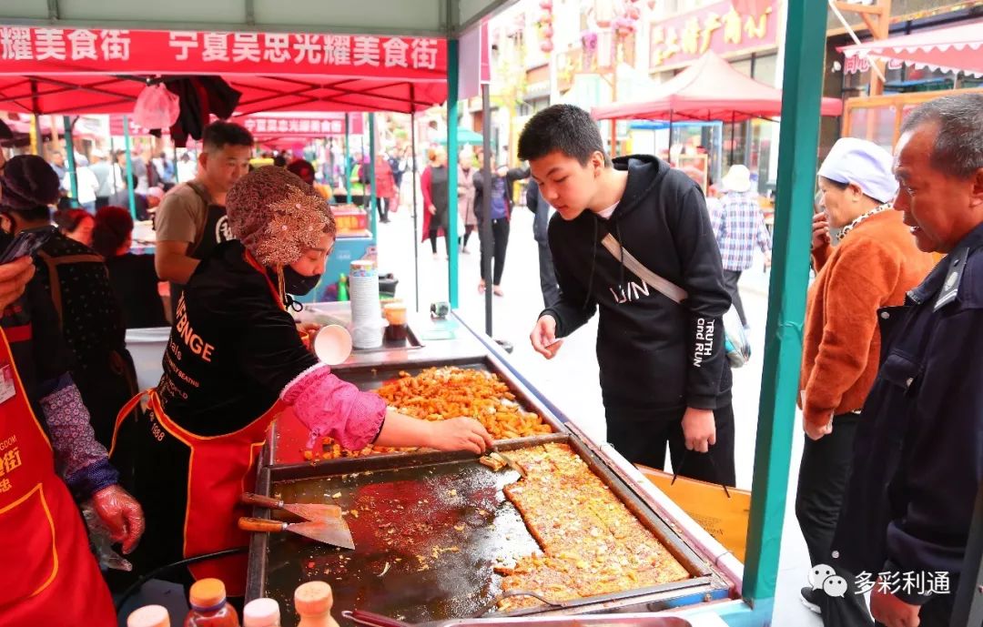 外出又到处是人山人海,我选择待在吴忠,和家人就近在光耀美食街逛逛