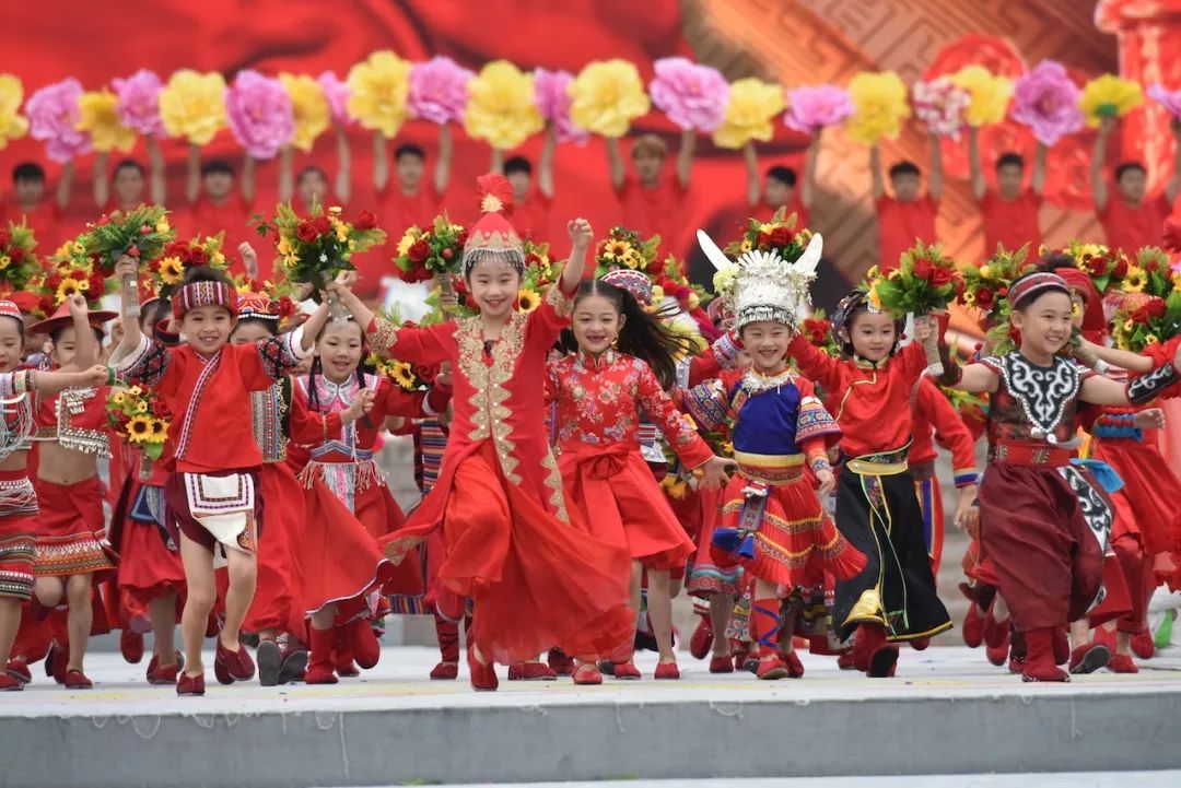 第十一届全国少数民族传统体育运动会民族大联欢活动在郑州举行