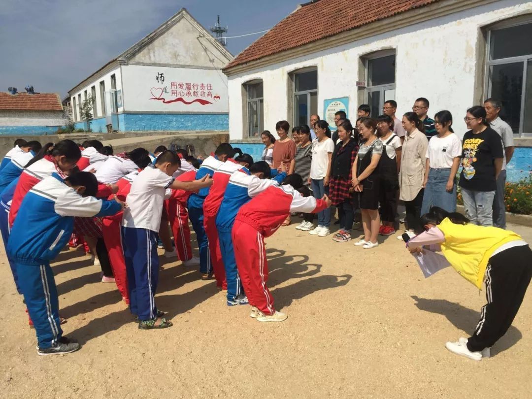 莱州市郭家店镇仲院小学以多种形式迎接教师节的到来.