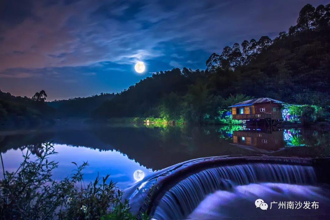 摄影师在十八罗汉山上独守一夜 只愿为你带来璀璨月景 谢南飞 摄 月儿