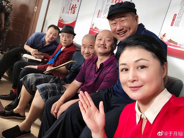 乡村爱情12顺利杀青谢大脚晒片场合影全都是熟人
