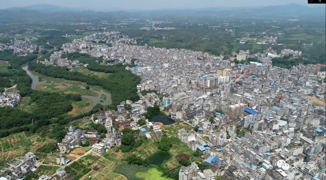 太平镇最大足球场正在施工建设中! 这三座坟需要限期迁移(图)