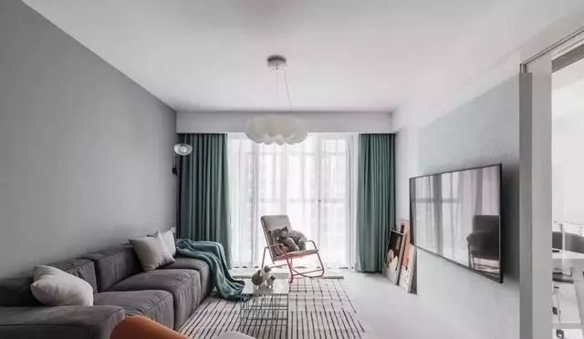 客厅,灰色为主调,加上绿色的窗帘,让沉稳的客厅多了一丝活泼的气息