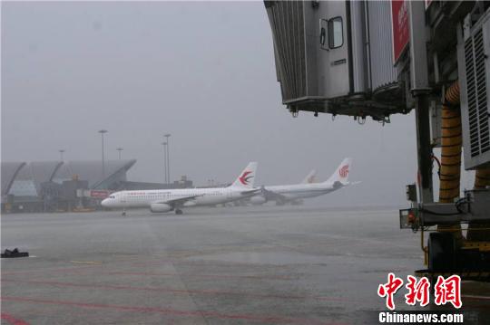 成都机场遭遇入秋以来首场雷暴天气逾百架航班受影响