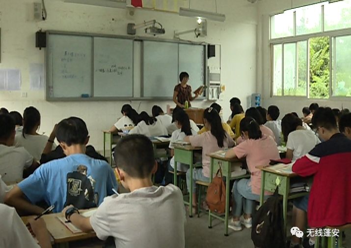 蓬安中学教师陈雪军,近三十年来在教学中勤学苦钻,清静育人,以独有的