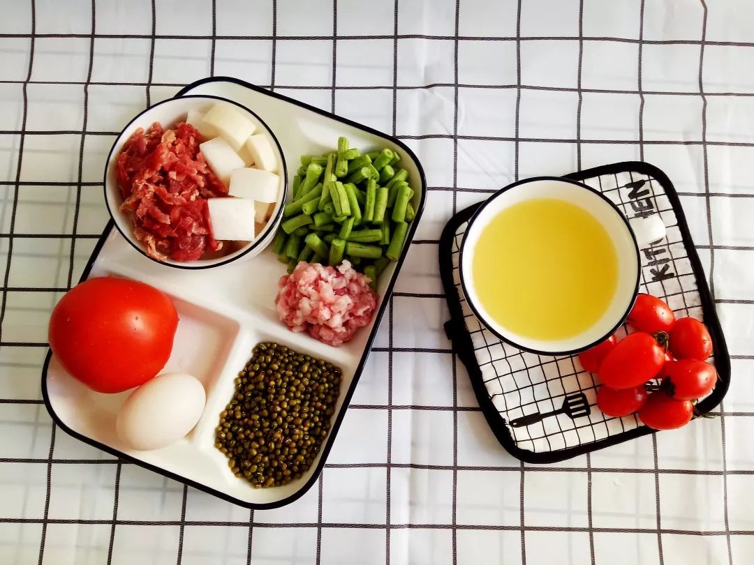 亲爱的家长朋友们: 为了给宝贝们提供合理膳食,幼儿园保健室和食堂