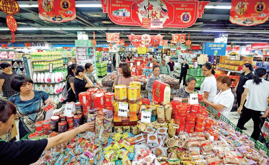 永辉超市西池广场店,市民在购买月饼.