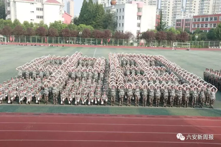 今天下午刚从六安一中传来的画面!太震撼了!_军训