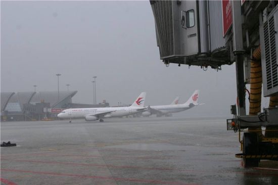 雷雨已致成都机场上百架航班延误取消