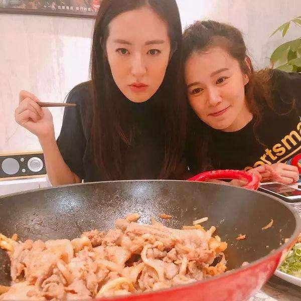 TVB小花与闺蜜游纽约晒靓照 闺蜜前男友乱入