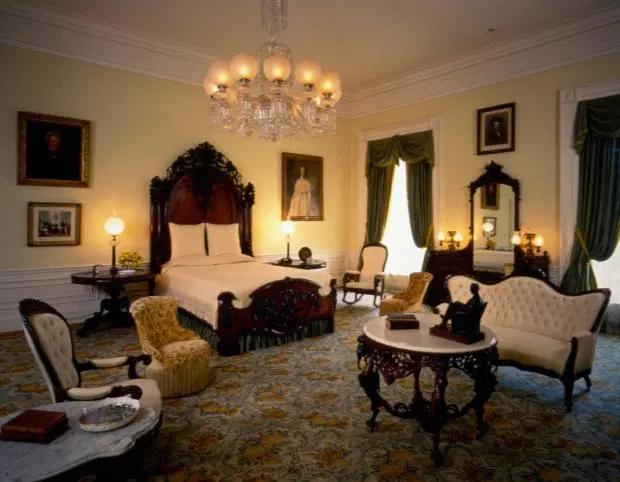当英国女王访问华盛顿特区时,她就住在白宫二楼,这里名为女王的卧室.