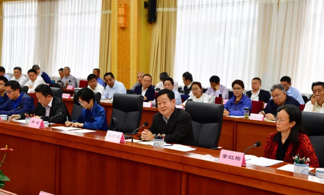 这是姜万荣在会议上讲话.