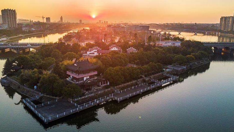 花间月影黄宾虹公园漫步在婺江边,穿梭边的公园,比如婺州公园,五百滩