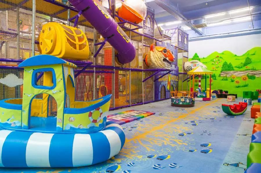 滑滑梯也是孩子们的最爱 三条彩虹滑道,滑下来感觉刺激满满 踩着坚实