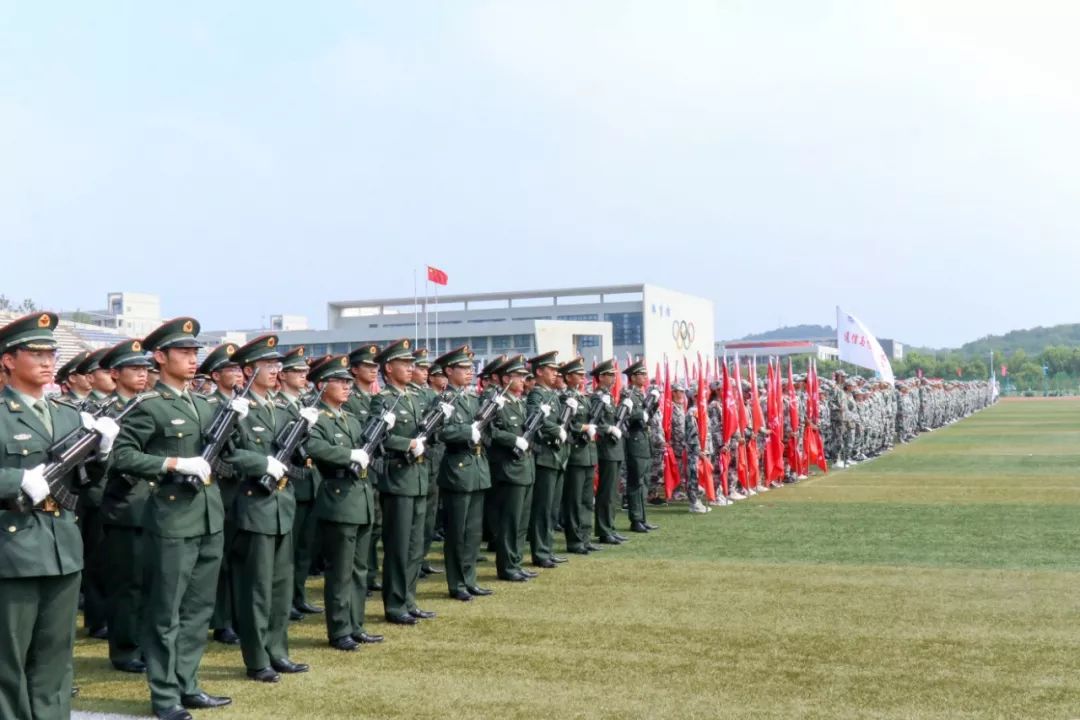 31605部队陈培云旅长,校党委书记刘陈教授,学校军训工作领导小组成员