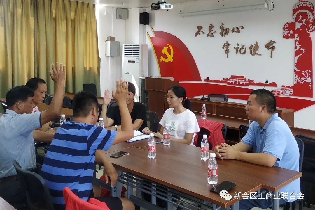 会议进行了现场举手表决,支部正式党员一致通过,确定钟汝雄,梁锦玲