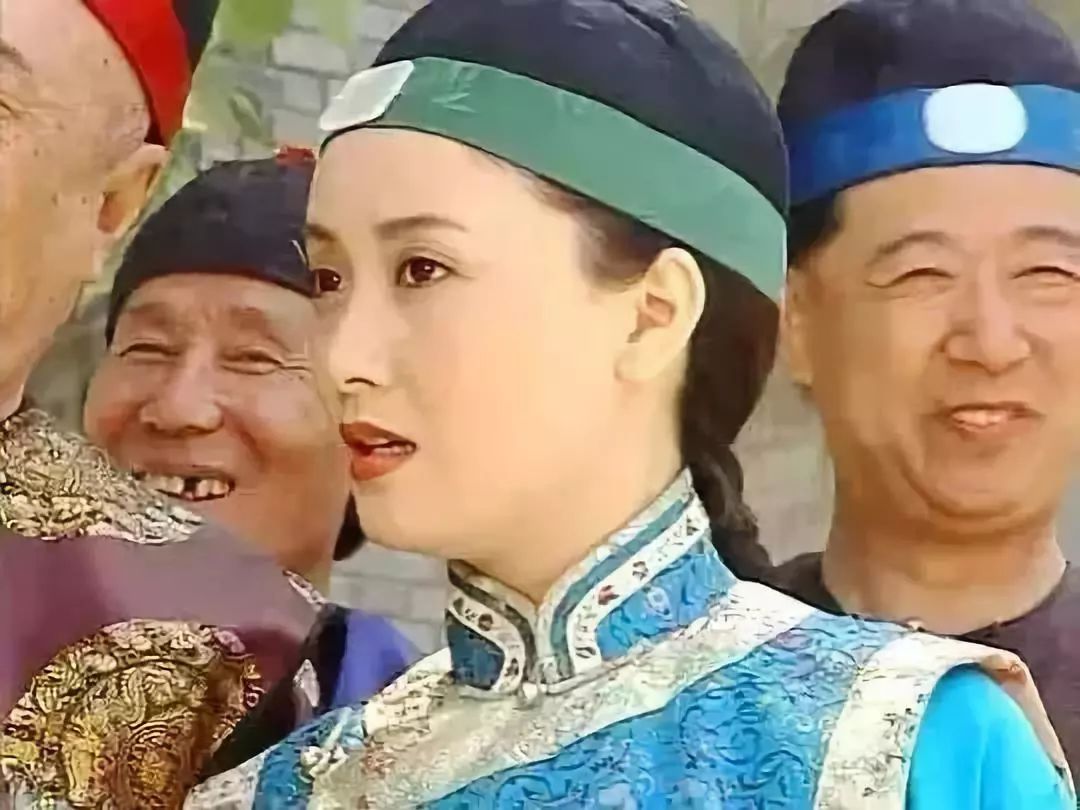 1994年,邓婕饰演了《宰相刘罗锅》的刘墉夫人霞儿.