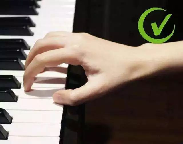 第一步,介绍几种方法矫正钢琴手型