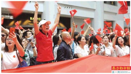 中秋节香港市民再唱国歌快闪现场高呼“中国加油”