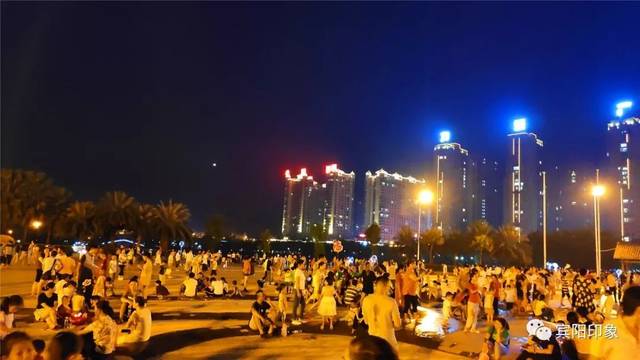 当晚,天气晴好,宾阳县城的凤凰湖公园成了人们赏月的好去处.