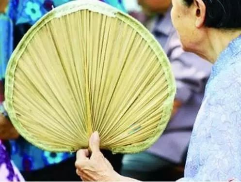 数人长期习惯用右手,而使左手运动少,致使右脑半球缺范屯炼.