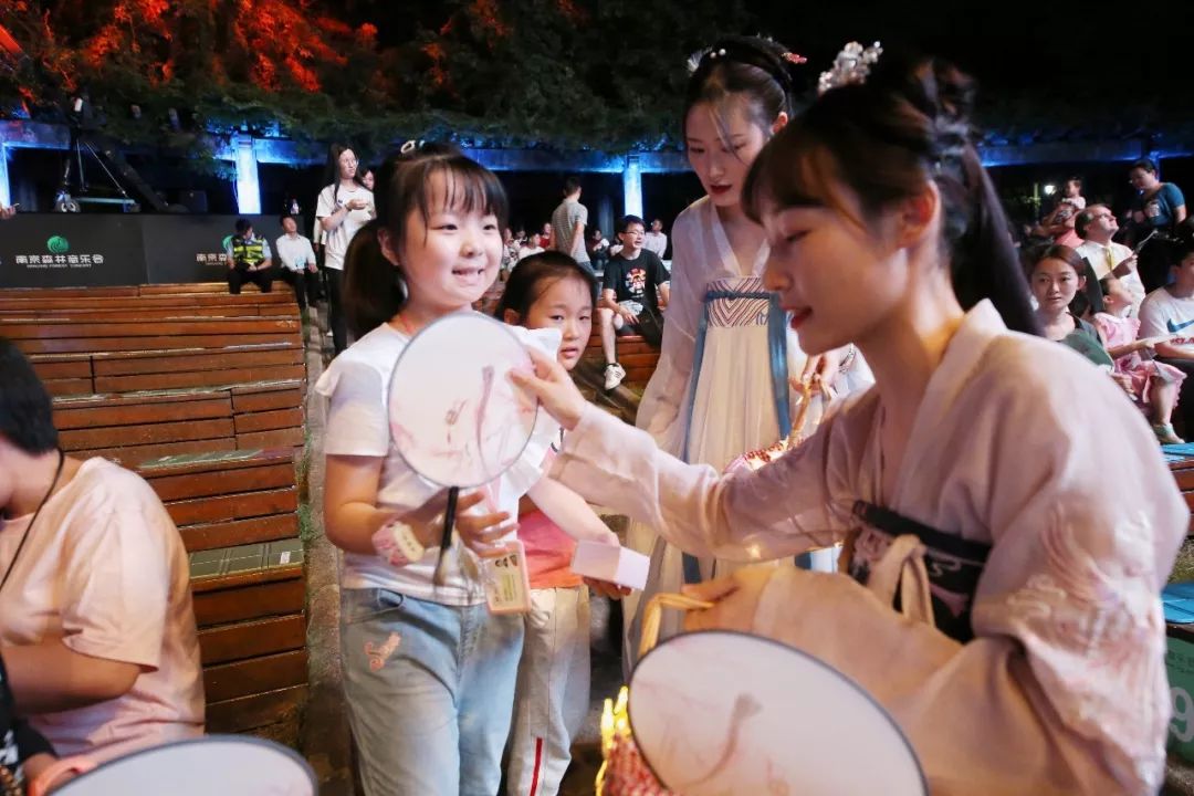 霓虹什么成语_霓虹成语
