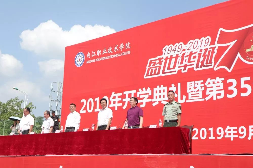 军训汇报|精气神十足 献给自己大学的第一份礼