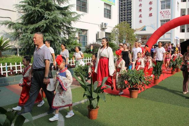 点朱砂写人字鄂州市莲花小学举行一年级新生开笔礼