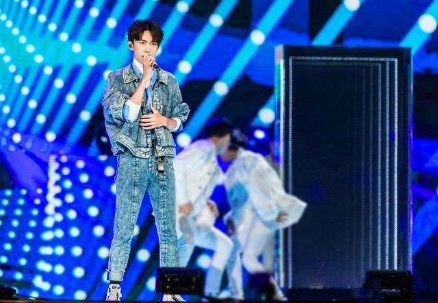 易烊千玺唱歌精彩才刚刚开始完整 4a7f97da14a14643acd5cd094162f81f.jpeg