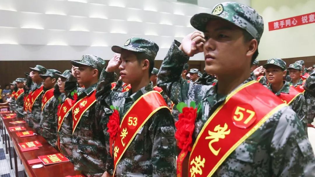 我县召开新兵入伍批准暨欢送大会——100多名大学生新兵奔赴军营