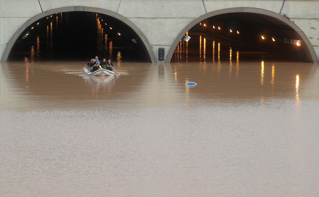 西班牙因暴雨引发洪灾公路隧道被淹没