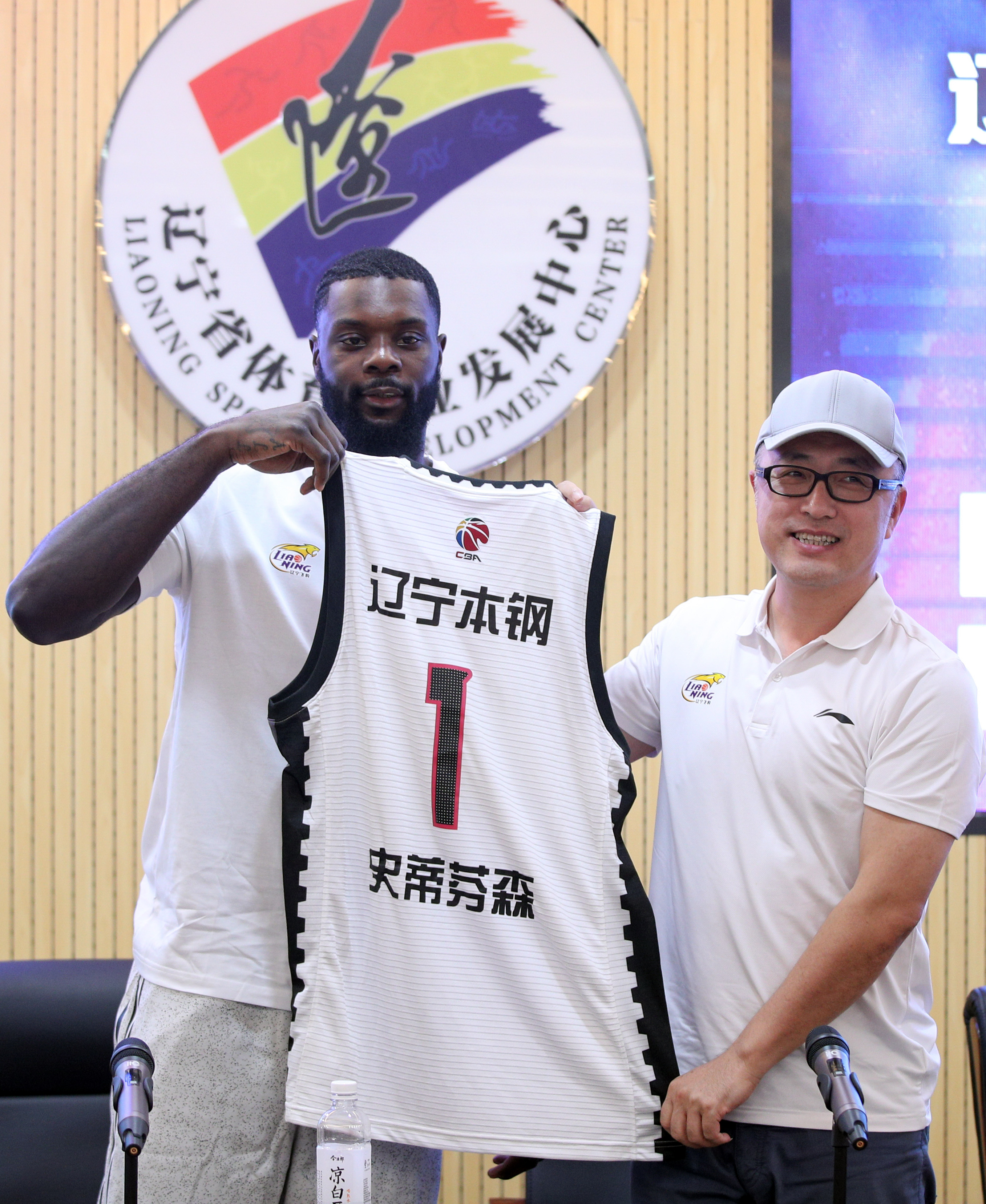篮球—cba:辽宁本钢队举行新闻发布会