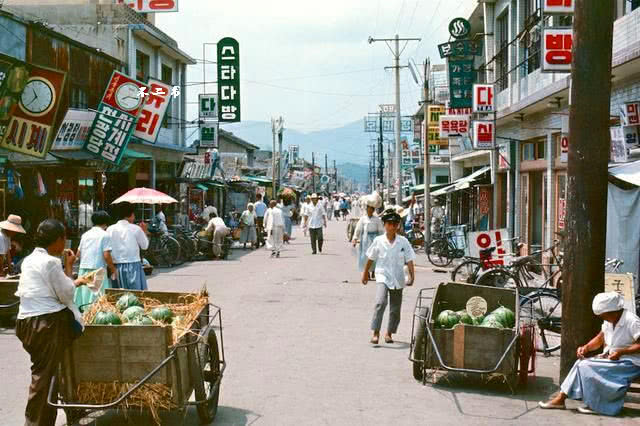 彩色老照片:直击上世纪60年代的韩国,经济腾飞之时的繁华